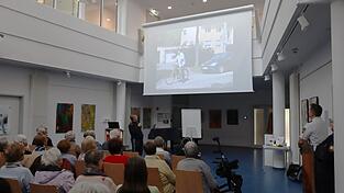 Beim gut besuchten Info-Nachmittag 'Verhalten im Straßenverkehr für Senioren' ging Polizeihauptmeisterin Michaela Zapf mit den Teilnehmern anhand eines Quiz verschiedene Situationen durch.