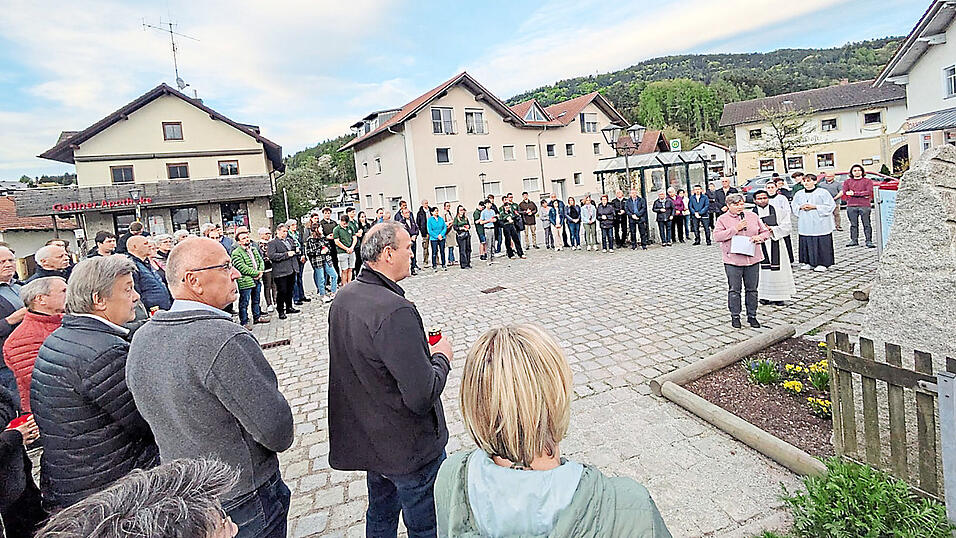 Die Teilnehmer bei der Gedenkfeier am Dorfplatz mit Pfarrer William und PGR-Sprecherin Völkl