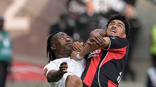 Duell der Jungstars im Fokus: DFB-Linksverteidiger Nathaniel Brown (rechts) trifft auf den Ivorer Yan Diomande, gegen den er bereits in der abgelaufenen Bundesliga-Saison mit Eintracht Frankfurt spielte. Diomande kickt für RB Leipzig. Duell der Jungstars im Fokus: DFB-Linksverteidiger Nathaniel Brown (rechts) trifft auf den Ivorer Yan Diomande, gegen den er bereits in der abgelaufenen Bundesliga-Saison mit Eintracht Frankfurt spielte. Diomande kickt für RB Leipzig.