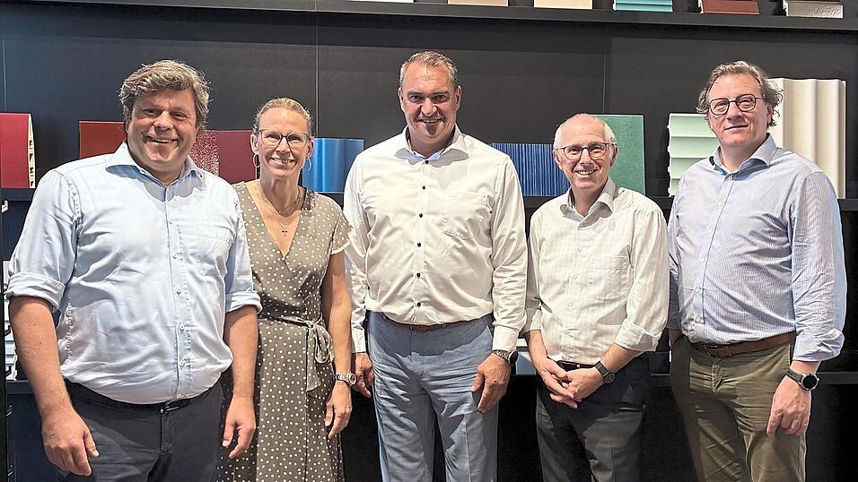 Geschäftsführer Thomas Bader, Caterina Bader, Landrat Alfred Holzner, Paul Simmerbauer (Prokurist Leipfinger-Bader) und Stefan Gruber (Geschäftsführer Leipfinger-Bader Ziegelmodule) (v.l.). Geschäftsführer Thomas Bader, Caterina Bader, Landrat Alfred Holzner, Paul Simmerbauer (Prokurist Leipfinger-Bader) und Stefan Gruber (Geschäftsführer Leipfinger-Bader Ziegelmodule) (v.l.).