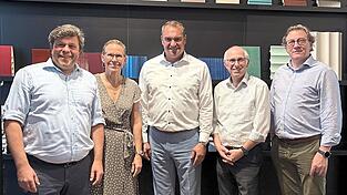 Geschäftsführer Thomas Bader, Caterina Bader, Landrat Alfred Holzner, Paul Simmerbauer (Prokurist Leipfinger-Bader) und Stefan Gruber (Geschäftsführer Leipfinger-Bader Ziegelmodule) (v.l.). Geschäftsführer Thomas Bader, Caterina Bader, Landrat Alfred Holzner, Paul Simmerbauer (Prokurist Leipfinger-Bader) und Stefan Gruber (Geschäftsführer Leipfinger-Bader Ziegelmodule) (v.l.).