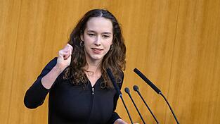 Die österreichische Europaparlamentarierin Lena Schilling (Grüne) beklagt sexualisierte KI-Deepfakes im Netz. Die österreichische Europaparlamentarierin Lena Schilling (Grüne) beklagt sexualisierte KI-Deepfakes im Netz.