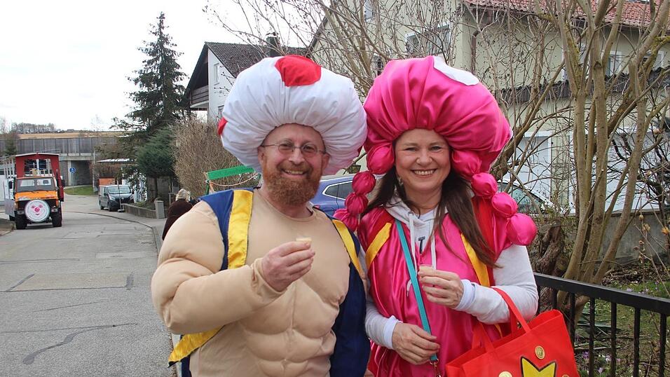 Viele Faschings-Fans haben sich am Samstag den Umzug in Langenbach angesehen. Viele Faschings-Fans haben sich am Samstag den Umzug in Langenbach angesehen.