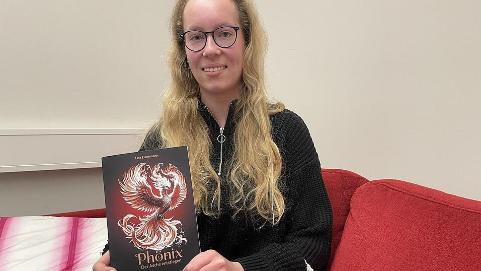 Lisa Eisenmann mit ihrem Buch „Phönix – Der Asche entstiegen“. Die 18-Jährige kommt aus Aiterhofen im Landkreis Straubing-Bogen und macht eine Ausbildung zur Erzieherin. Lisa Eisenmann mit ihrem Buch „Phönix – Der Asche entstiegen“. Die 18-Jährige kommt aus Aiterhofen im Landkreis Straubing-Bogen und macht eine Ausbildung zur Erzieherin.