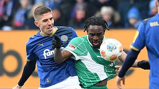 Zweikampf zwischen Marko Ivezic (l, Holstein Kiel) und Noel Futkeu (SpVgg Greuther F&uuml;rth).