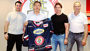 EVL-Geschäftsführer Ralf Hantschke (re.) und Max Brandl (li.) sowie Chefcoach Uwe Krupp (2. von li.) und Bernd Truntschka (2. von re.) präsentieren LaVita als neuen starken Partner der Niederbayern. EVL-Geschäftsführer Ralf Hantschke (re.) und Max Brandl (li.) sowie Chefcoach Uwe Krupp (2. von li.) und Bernd Truntschka (2. von re.) präsentieren LaVita als neuen starken Partner der Niederbayern.