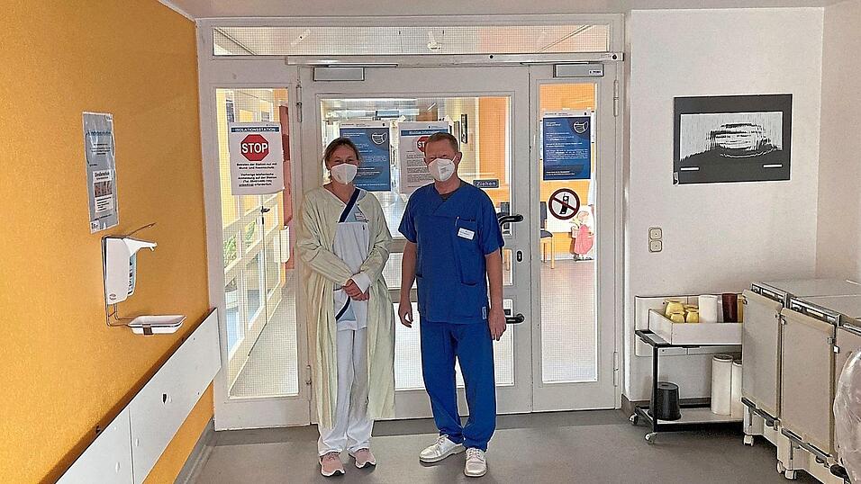 Seit 20 Monaten im Dauereinsatz: Heidi Högerl, Stationsleitung I-Süd, und Chefarzt Dr. Bernd Hardmann. Seit 20 Monaten im Dauereinsatz: Heidi Högerl, Stationsleitung I-Süd, und Chefarzt Dr. Bernd Hardmann.