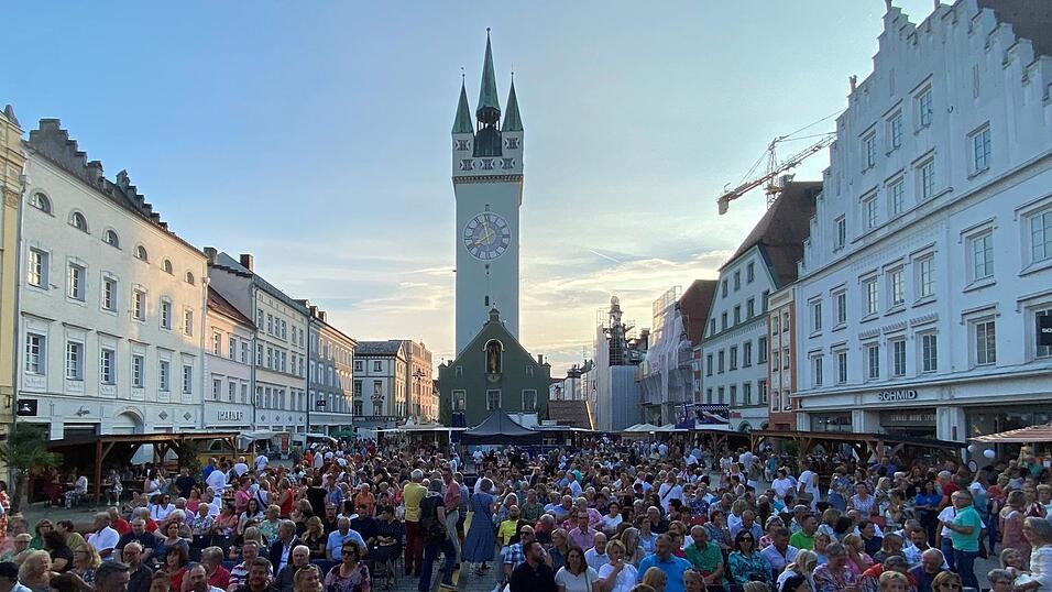 Zum EM-Eröffnungsspiel Deutschland gegen Schottland findet auf dem Ludwigsplatz in Straubing ein Public Viewing statt. Zum EM-Eröffnungsspiel Deutschland gegen Schottland findet auf dem Ludwigsplatz in Straubing ein Public Viewing statt.