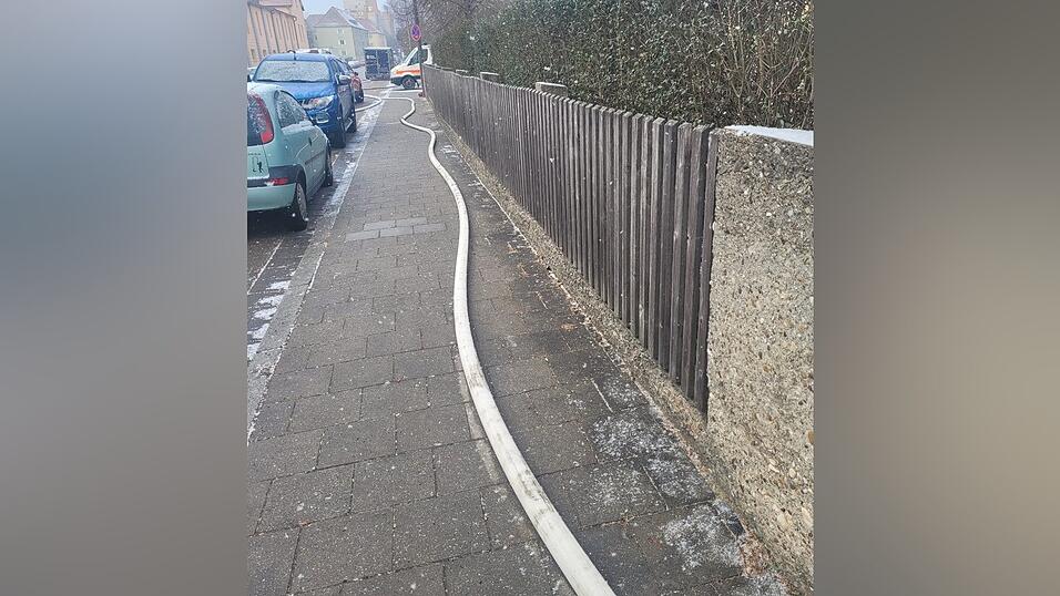 Die Feuerwehr rückte in Regensburg zu einer brennenden Halle aus. Die Feuerwehr rückte in Regensburg zu einer brennenden Halle aus.