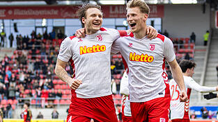 Den j&uuml;ngsten Heimsieg vergolden m&ouml;chte der SSV Jahn um Felix Strauss (links) und Malte Karbstein am Samstag gegen Ulm.