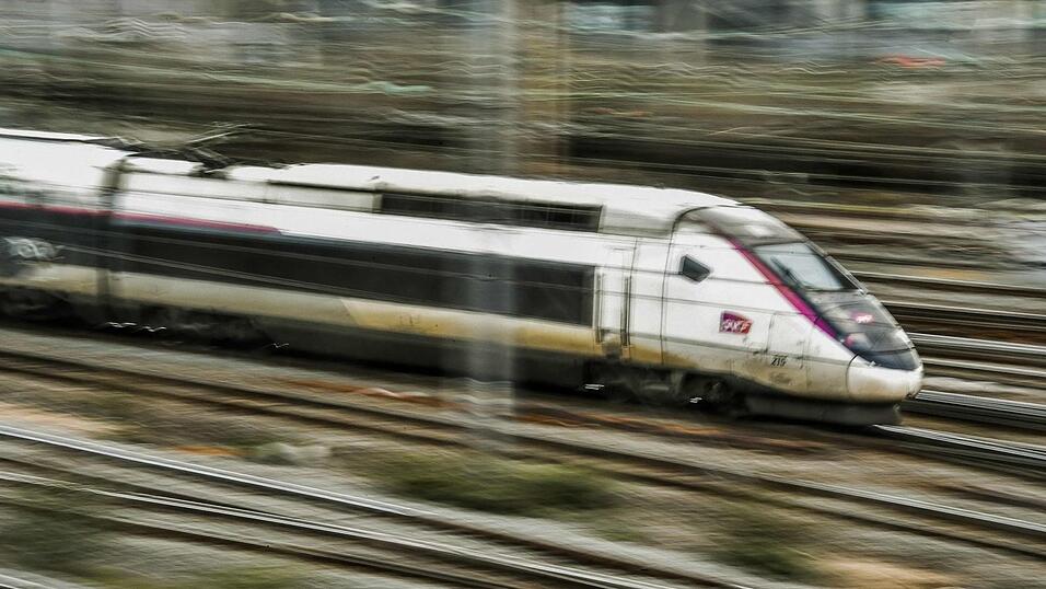 Mit dem TGV kommen Bahnreisende aus München künftig öfter ohne Umsteigen nach Paris - und etwas schneller. (Archivbild) Mit dem TGV kommen Bahnreisende aus München künftig öfter ohne Umsteigen nach Paris - und etwas schneller. (Archivbild)