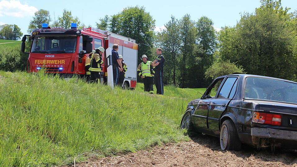 Zwischen Arnschwang und Nößwartling hat sich ein junger Mann mit seinem Wagen überschlagen. Zwischen Arnschwang und Nößwartling hat sich ein junger Mann mit seinem Wagen überschlagen.