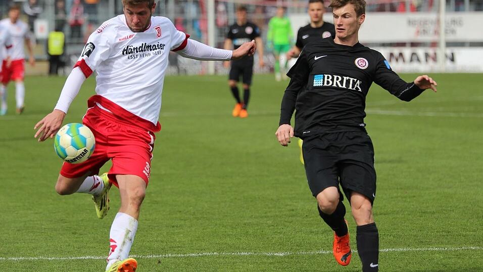 Der SSV Jahn Regensburg holte am Karsamstag im Heimspiel gegen den SV Wehen Wiesbaden drei ganz wichtige Punkte im Abstiegskampf. (Foto: Fabian Ro&szlig;mann)