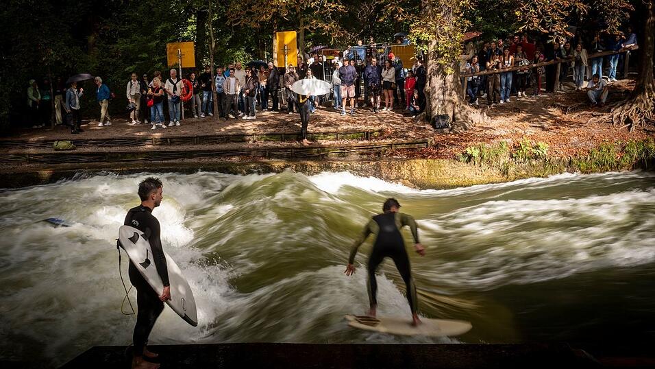 Endlich wieder eine Eisbachwelle: Darauf hoffen Surferinnen und Surfer in M&uuml;nchen. (Archivbild)
