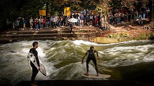 Endlich wieder eine Eisbachwelle: Darauf hoffen Surferinnen und Surfer in M&uuml;nchen. (Archivbild)