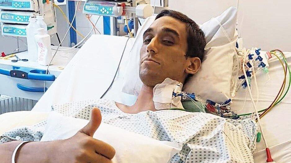 Zwischen Leben und Tod: Dieses Foto entstand nach seiner zweiten Leber-Transplantation.