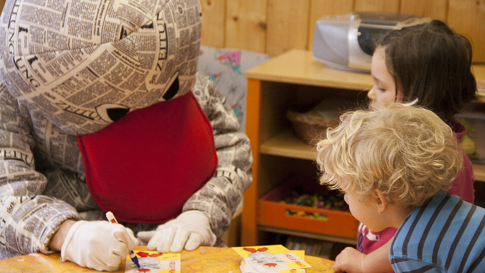 20 Kindergartenkinder des Städtischen Kindergartens in Sossau testen Anfang Januar für drei Wochen ein besonderes Projekt der Mediengruppe Straubinger Tagblatt//Landshuter Zeitung. Nach dem Zeitungsprojekt in Schulen starten die Redakteure der Jugend- und Schulredaktion das Pilotprojekt 'Zeitung im Kindergarten'. Besonderes Highlight: Zeitungsmaskottchen Paula Print. 20 Kindergartenkinder des Städtischen Kindergartens in Sossau testen Anfang Januar für drei Wochen ein besonderes Projekt der Mediengruppe Straubinger Tagblatt//Landshuter Zeitung. Nach dem Zeitungsprojekt in Schulen starten die Redakteure der Jugend- und Schulredaktion das Pilotprojekt 'Zeitung im Kindergarten'. Besonderes Highlight: Zeitungsmaskottchen Paula Print.