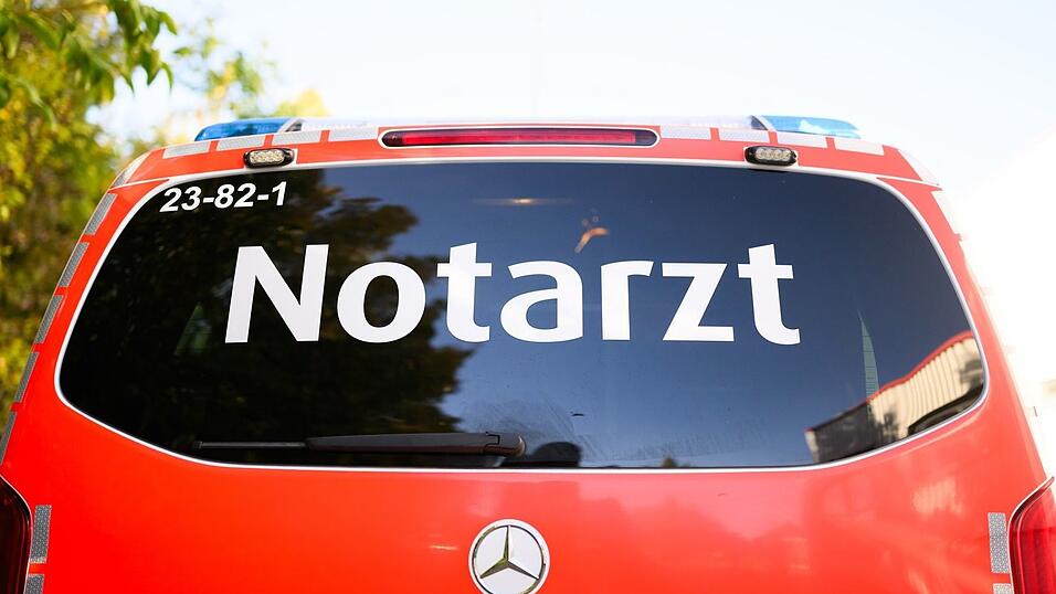 Der Transporterfahrer wurde schwer verletzt und in eine Fachklinik geflogen. (Symbolbild)