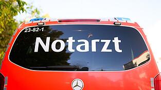 Der Transporterfahrer wurde schwer verletzt und in eine Fachklinik geflogen. (Symbolbild)