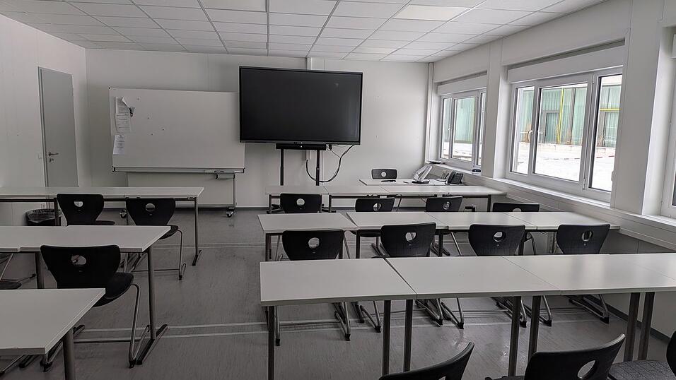 Mit der Ausstattung der Interimsr&auml;ume sind Schulleiter und Lehrer zufrieden.