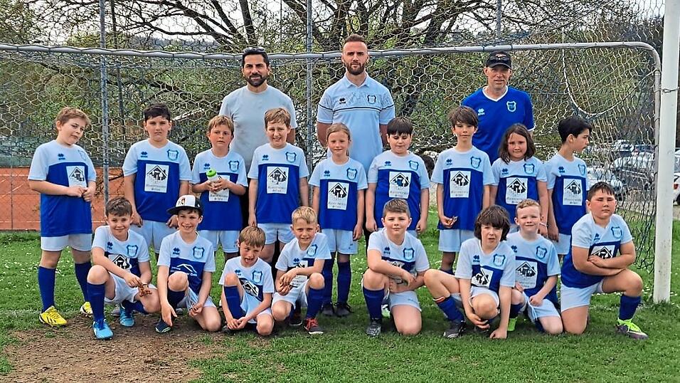 Die F2-Jugend mit Coaches.