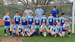 Die F2-Jugend mit Coaches.