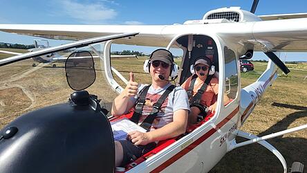 Draußen bereiten sich Pilot und Copilot auf den ersten Rundflug vor. Draußen bereiten sich Pilot und Copilot auf den ersten Rundflug vor.