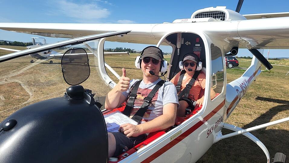 Draußen bereiten sich Pilot und Copilot auf den ersten Rundflug vor. Draußen bereiten sich Pilot und Copilot auf den ersten Rundflug vor.