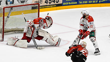 Eisb&auml;ren-Torwart Patrick Berger (l.) zeigt in Memmingen eine strake Leistung. Auch deshalb stehen die Regensburger kurz vor dem Aufstieg.