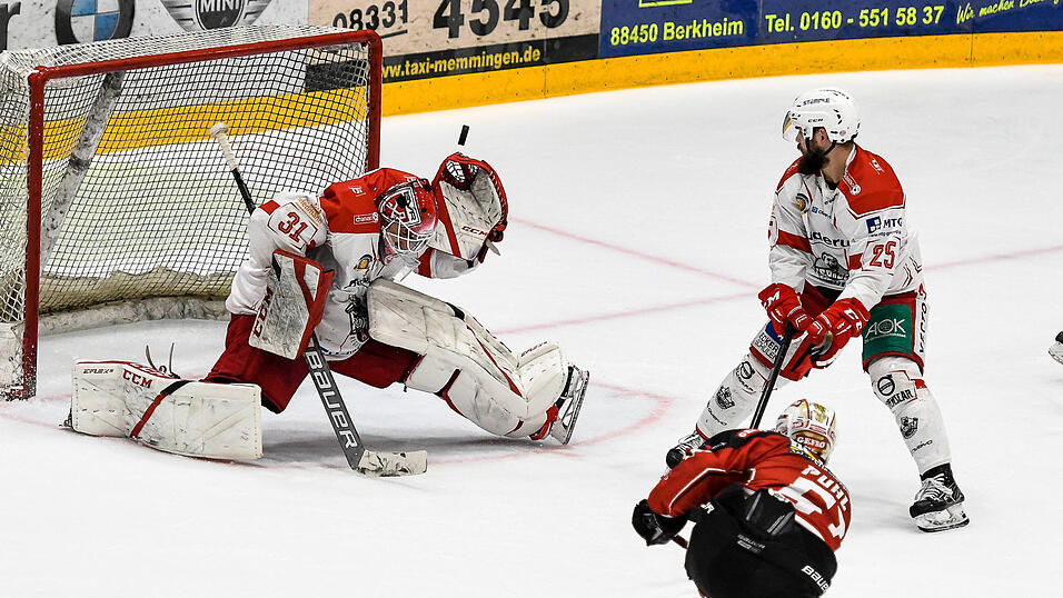 Eisb&auml;ren-Torwart Patrick Berger (l.) zeigt in Memmingen eine strake Leistung. Auch deshalb stehen die Regensburger kurz vor dem Aufstieg.