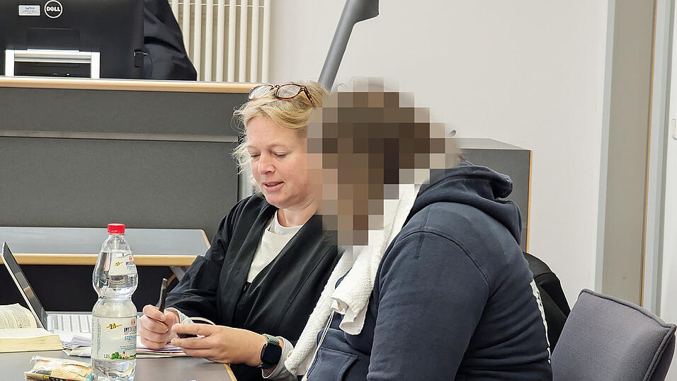 „Wer schützt mich vor den Beschützern?“ fragte der psychisch kranke Gewalttäter, hier neben Verteidigerin Stefanie Bauer, in die Runde. Eine medikamentöse Therapie im Bezirksklinikum anzutreten, lehnt er weiterhin ab.