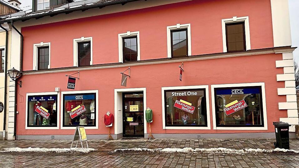 Wechsel in Furths Einzelhandelsszene: Die R&auml;ume der &bdquo;Jungen Mode&ldquo; am Stadtplatz bezieht k&uuml;nftig Ern&auml;hrungsberaterin Annika Bosek ...