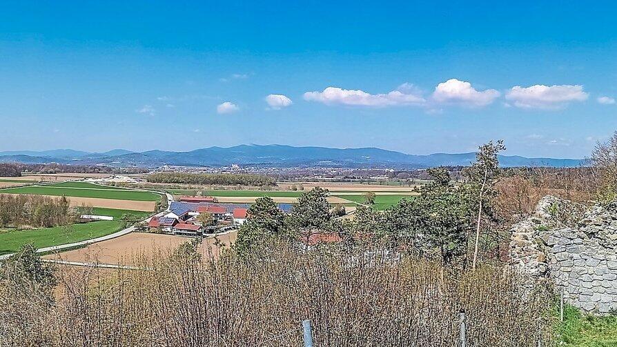 Die Besucher der Burgruine werden mit einem Panoramaausblick verw&ouml;hnt.