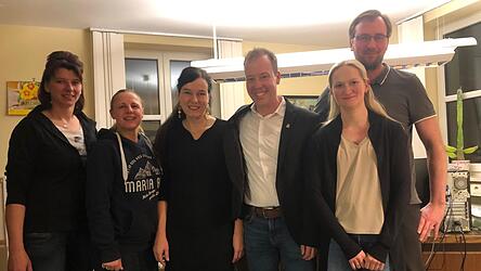 Florian Adam (Mitte) holte den Wahlsieg in Eschlkam: Erste Gratulanten waren (vl.): Michaela Pl&ouml;tz, Silke Neumann, Dr. Marion Adam, Nicole Sp&auml;th und Wahlleiter Martin Daiminger.