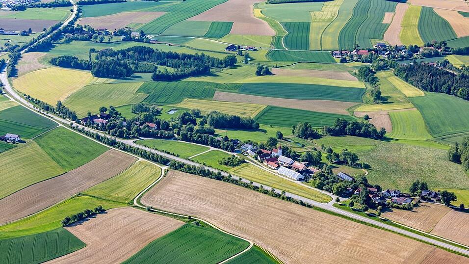 Blick auf die B299 bei Johannesbergham: In diesem Bereich soll der zus&auml;tzliche Fahrstreifen in Richtung Vilsbiburg entstehen. S&uuml;dlich entlang der B299 ist dort au&szlig;erdem eine neue Gemeindeverbindungsstra&szlig;e geplant.