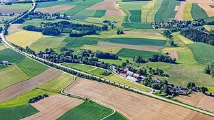 Blick auf die B299 bei Johannesbergham: In diesem Bereich soll der zus&auml;tzliche Fahrstreifen in Richtung Vilsbiburg entstehen. S&uuml;dlich entlang der B299 ist dort au&szlig;erdem eine neue Gemeindeverbindungsstra&szlig;e geplant.