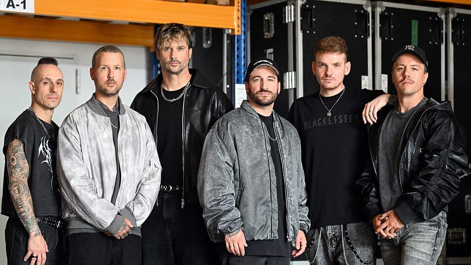 Die Band Electric Callboy steht in einer Halle in Castrop-Rauxel - von links nach rechts: Frank Zummo, Daniel Haniß, Kevin Ratajczak, Nico Sallach, Pascal Schillo und Daniel Klossek. (Archivbild) Die Band Electric Callboy steht in einer Halle in Castrop-Rauxel - von links nach rechts: Frank Zummo, Daniel Haniß, Kevin Ratajczak, Nico Sallach, Pascal Schillo und Daniel Klossek. (Archivbild)