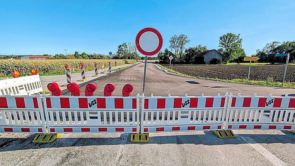 Zwischen Ganacker und Landau ist der erste Streckenabschnitt asphaltiert. Der Arbeiten am zweiten sollen am Mittwoch beginnen. Zwischen Ganacker und Landau ist der erste Streckenabschnitt asphaltiert. Der Arbeiten am zweiten sollen am Mittwoch beginnen.