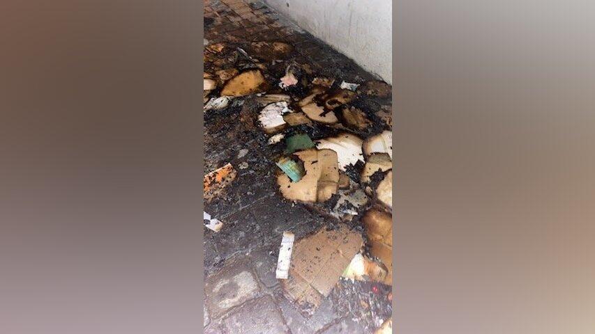 Offenbar brannten Papier- und Pappschachteln.