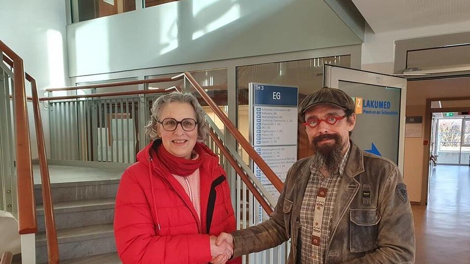 Thomas Selig wohnt eigentlich in Schweden und konnte nicht vor Ort sein, als seiner Mutter in der Reha in der Schlossklinik die W&auml;sche ausging. Der Seniorenbeirat sprang ein. Daf&uuml;r gab es von Selig eine Spende an den Seniorenbeirat als Dankesch&ouml;n.