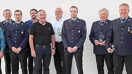 Max Haller, 1. Vorstand Josef Ernst, 1. Kommandant Michael Pfliegl, B&uuml;rgermeister Adalbert H&ouml;sl, Wolfgang Ernst, Karl-Heinz Zollner, 2. Kommandant Michael Buchner, Josef Prebeck, Josef Knab, 2. Vorstand und 2. B&uuml;rgermeister Manfred Engl und Max Hillenbrand (von links).