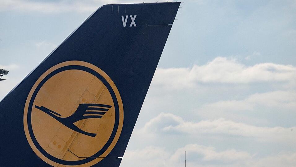 Passagiermaschinen der Lufthansa stehen auf dem Vorfeld des Flughafens.