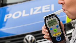 Die Polizei teilt mit, dass ein Atemalkoholtest Rückschlüsse auf „erheblichen Alkoholkonsum“ zulasse.