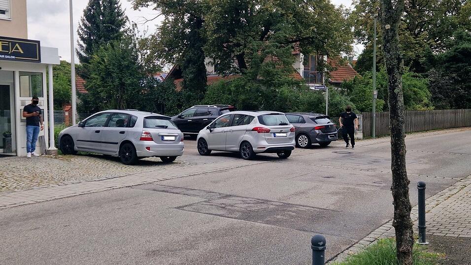 Die unübersichtliche Einmündung von der Neiße- in die Memelstraße in Auloh. Gut zu erkennen ist der schmale Gehweg. Ein Poller am Eck könnte hier für mehr Sicherheit sorgen, meinen Stefan Stroka und Cornelia Bauer. Die unübersichtliche Einmündung von der Neiße- in die Memelstraße in Auloh. Gut zu erkennen ist der schmale Gehweg. Ein Poller am Eck könnte hier für mehr Sicherheit sorgen, meinen Stefan Stroka und Cornelia Bauer.
