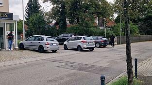 Die unübersichtliche Einmündung von der Neiße- in die Memelstraße in Auloh. Gut zu erkennen ist der schmale Gehweg. Ein Poller am Eck könnte hier für mehr Sicherheit sorgen, meinen Stefan Stroka und Cornelia Bauer.