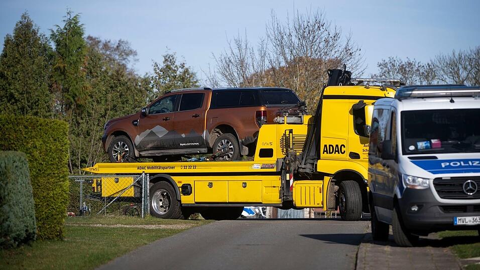 In Reimershagen nahe Güstrow wird ein Geländewagen beschlagnahmt. In Reimershagen nahe Güstrow wird ein Geländewagen beschlagnahmt.