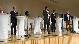 Das Podium mit den Kandidaten und dem Moderator. Das Podium mit den Kandidaten und dem Moderator.