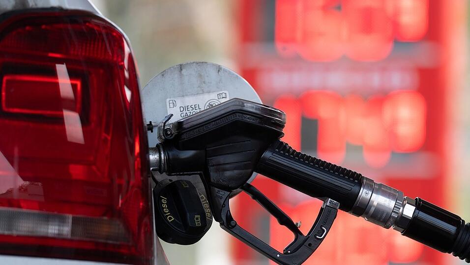 Tanken ist teuer geworden in der Iran-Krise. Vor Subventionen warnen Reiches Berater aber. (Symbolbild)