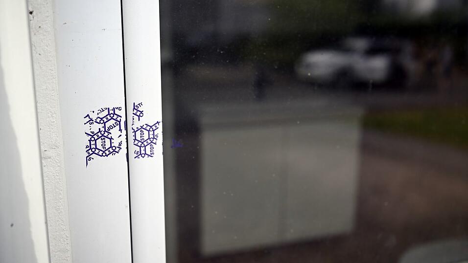 Reste eines Polizeisiegels sind an einem Fenster des mutmaßlichen Tatorts zu sehen. Reste eines Polizeisiegels sind an einem Fenster des mutmaßlichen Tatorts zu sehen.