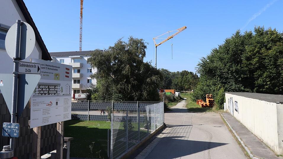 Hier entsteht eine neue Stra&szlig;e zwischen Sudetendeutscher Stra&szlig;e und Schanzlweg. Sie erh&auml;lt den Namen 'Reichenberger Stra&szlig;e'.